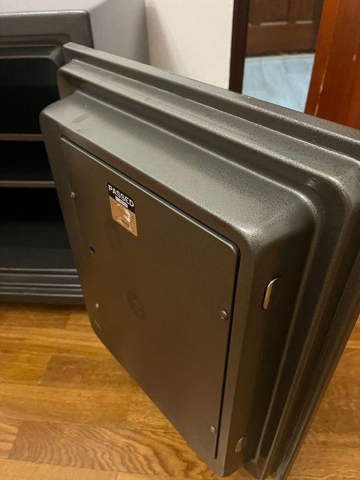 Продам сейф срочно