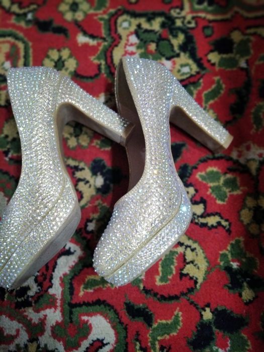 Tufli tuybop sotiladi