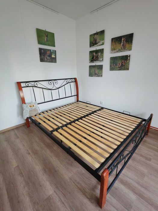Vând 2 paturi unul de lemn stejar 160 cm lățime și altul din fier forjat 180 cm lățime