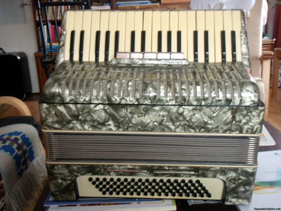 Наддаване от 500лв.  за уникален акордеон Weltmeister