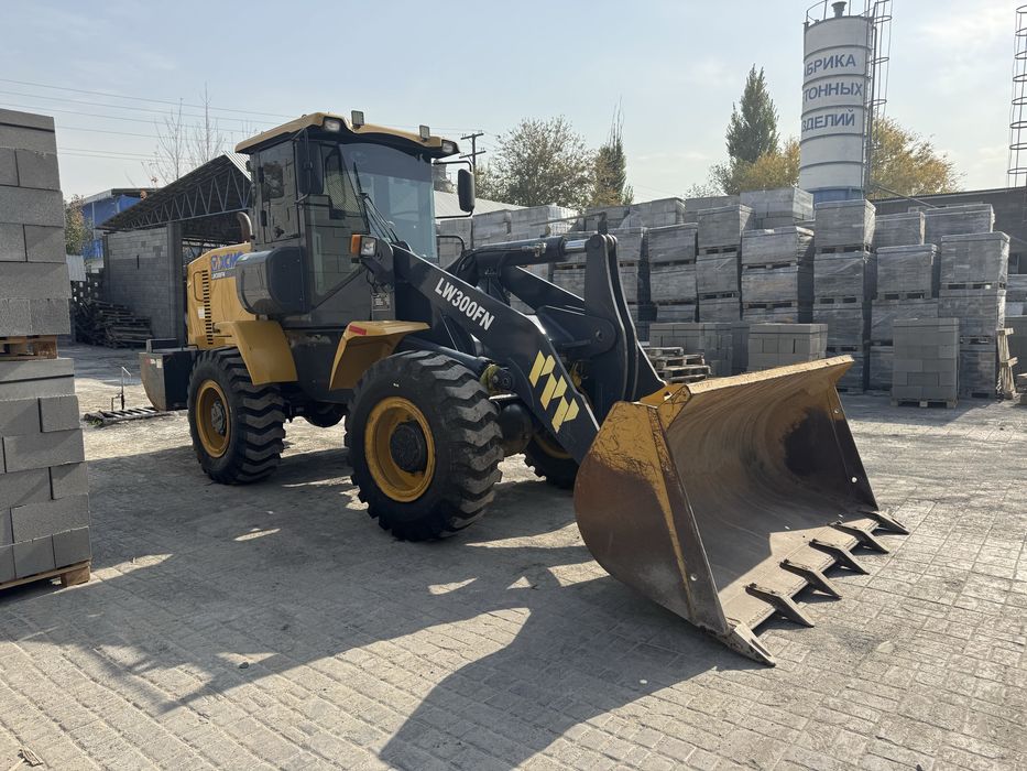 LV300 погрузчик фронтальный