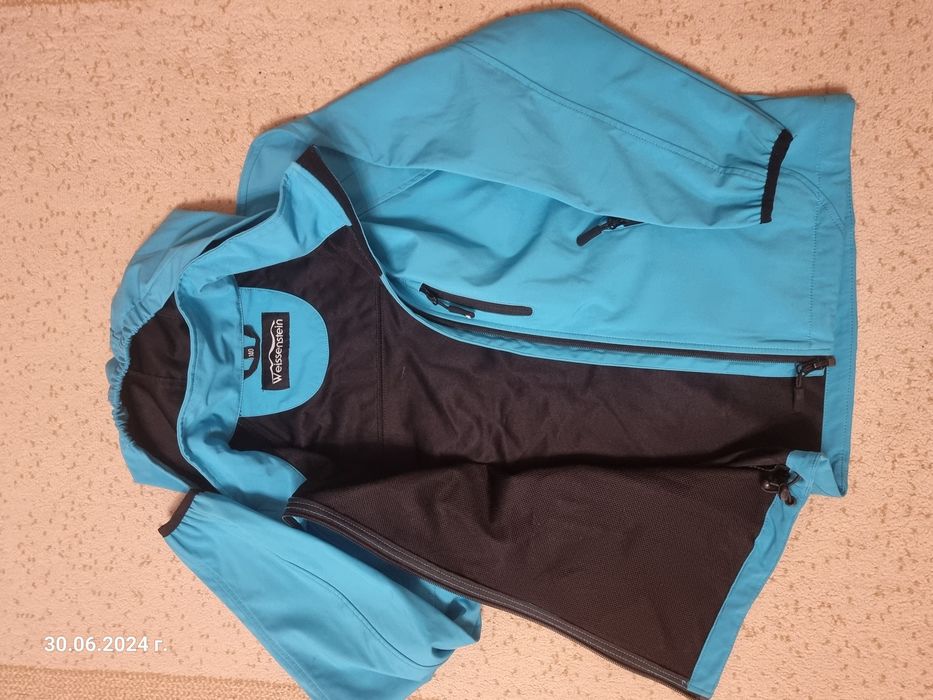 Продавам детско планинско яке с качулка размер 140см