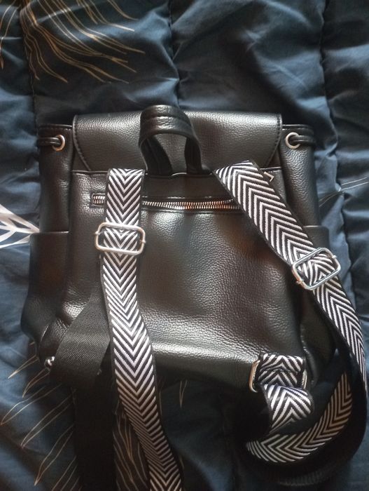 Черна кожена раница