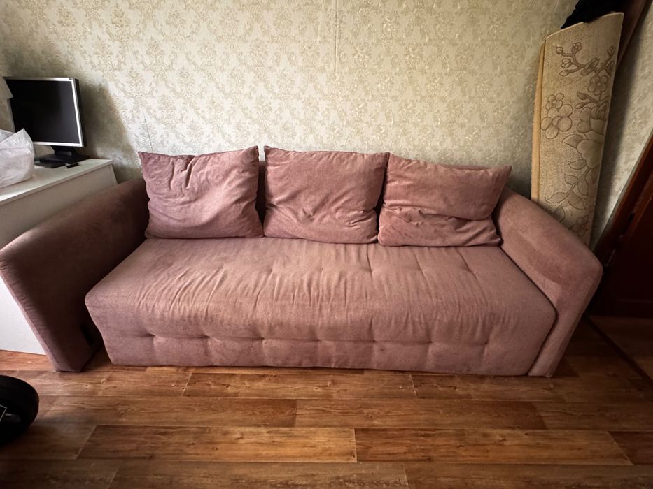 Отдам бесплатно диван, подойдет на дачу.
