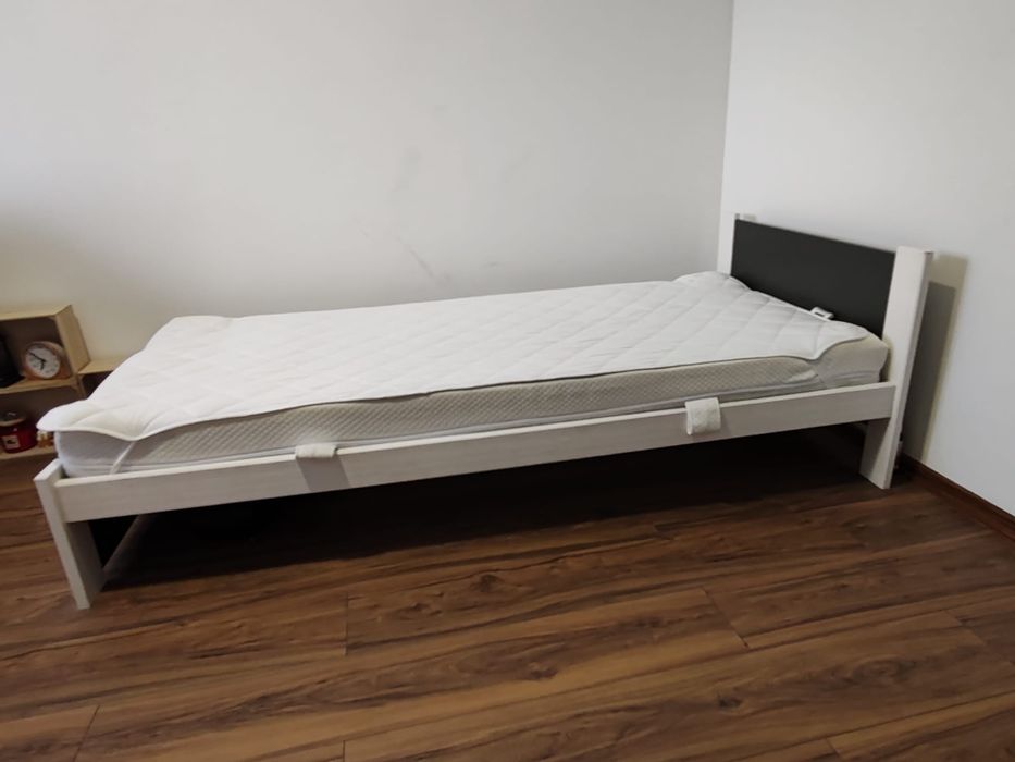 Vând pat alb cu gri închis, complet echipat, stare foarte bună.

Cumpa