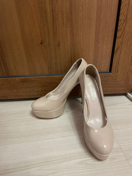 Бежови токчета 38 номер