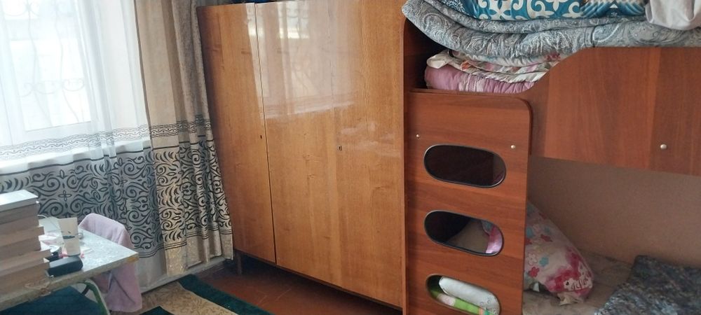 Кровать двухъярусная и шифоньер