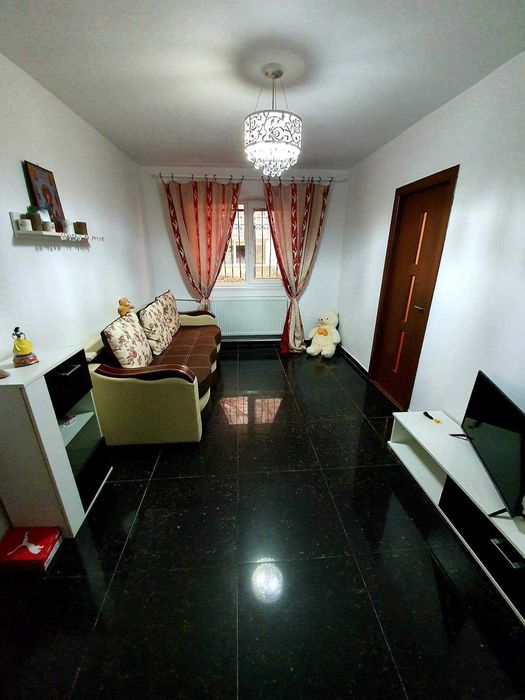 Inchiriez apartament zona Casa de cultura