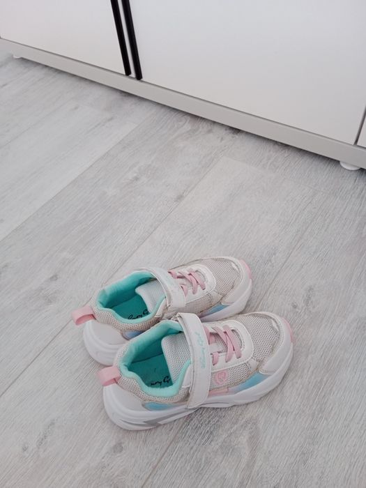 Кроссовки на девочку