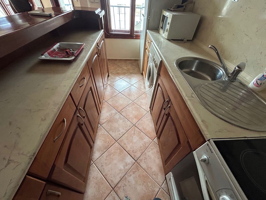 Кухня-масив със електроуреди