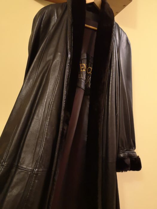 Vând haină din piele naturală