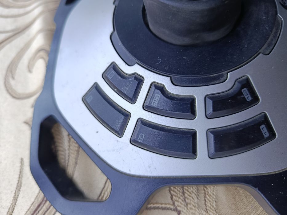 Vând 2 joystick-uri PC Logitech – Attack 3 + Extreme 3D Pro