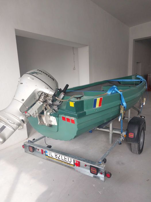 Vand barca cu motor si peridoc