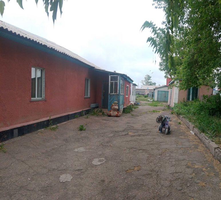 Уютный дом с насаждениями