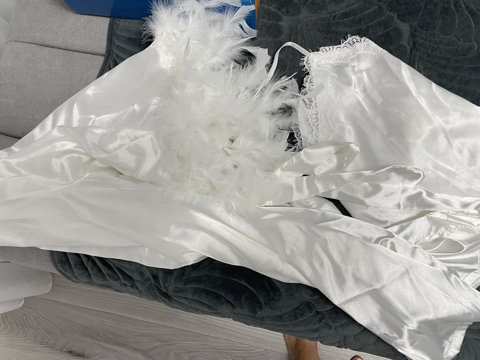 Pijama și capot nou cu pene pentru poze