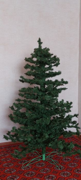 Продаётся шикарная, пушистая искусственная елка! С Игрушками!
