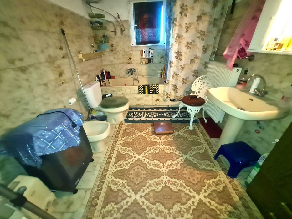 Продава 2 ет къща 240 м2 с двор 1200 м2 в Аспровалта, Гърция