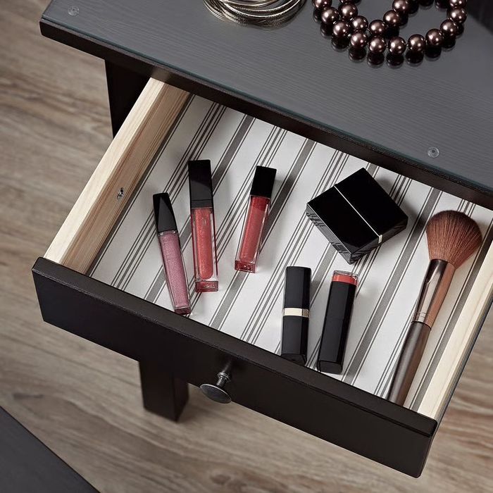 Тоалетка с огледало, стол и Холивудско осветление от ИКЕА