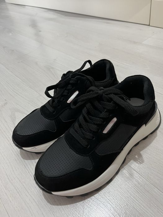Продам женские кроссовки