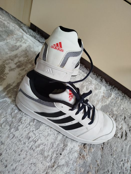 маратонки адидас , кожени номер 38