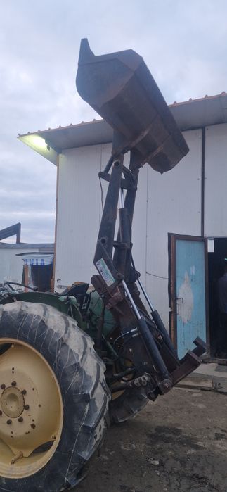 Încărcător in tiranti cu cupa