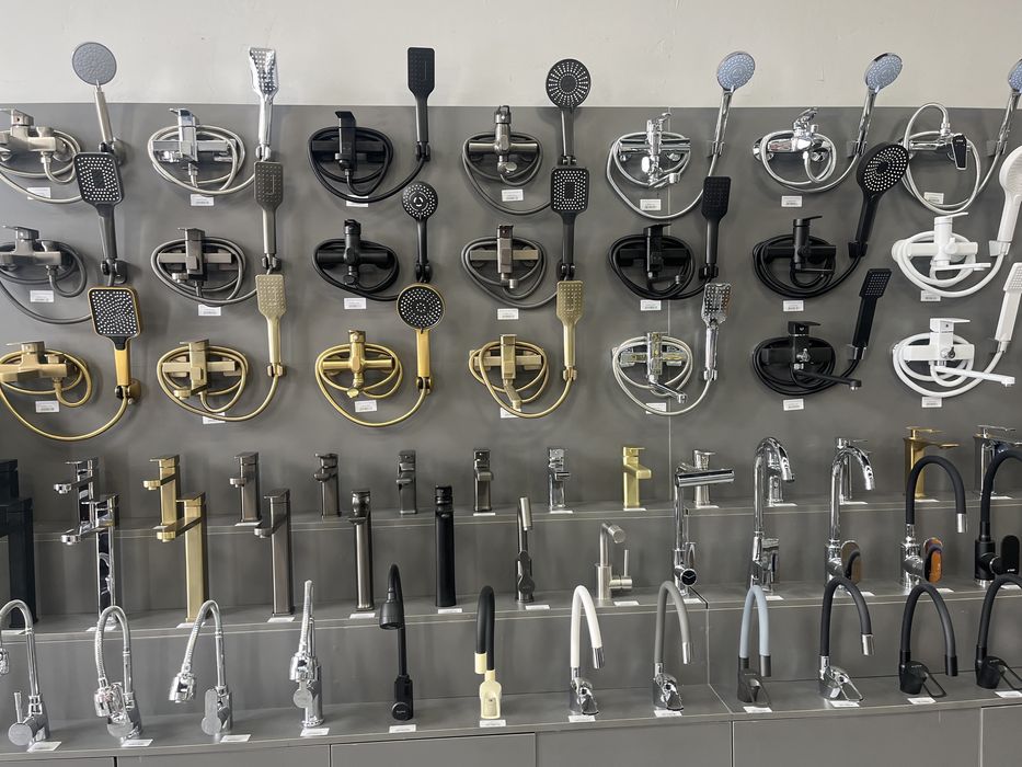 Смеситель для ванны/кухни, душевые стойки