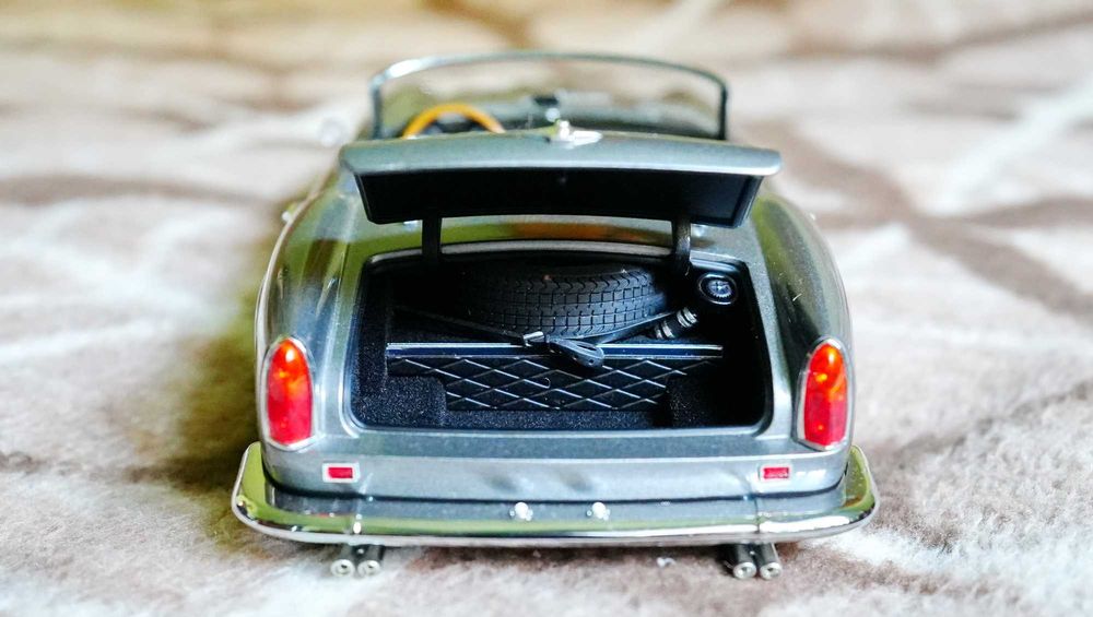 Ferrari 250 California Spider SWB Elite 1/18