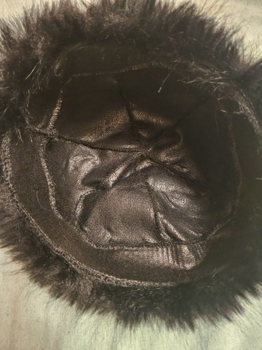 Caciula pufoasa neagra