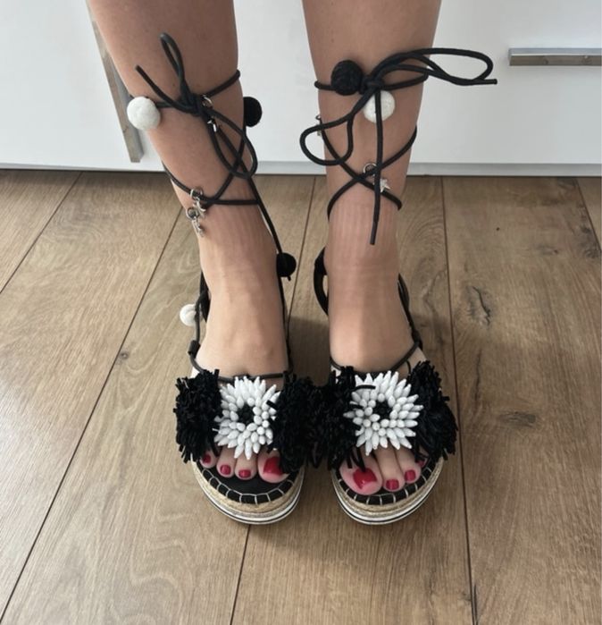 Sandale Bata cu siret pe glezna