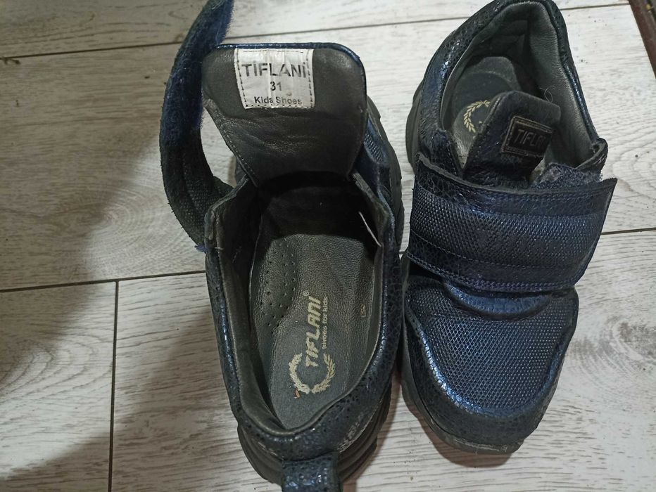 Продам кроссовки на девочку рр 31 (Турция)