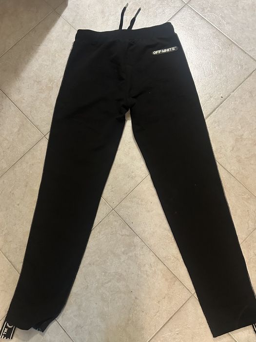 Дамски панталон off-white
Дамски панталон в цвят черно. Използван, но