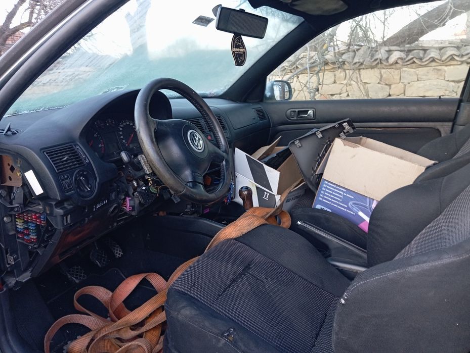 Продавам Голф 4 1.9 116 6 скорости На Части