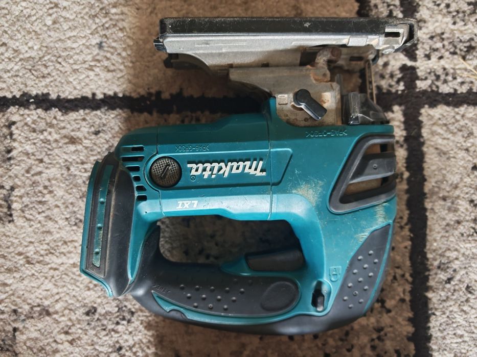 Vând corp pendular Makita