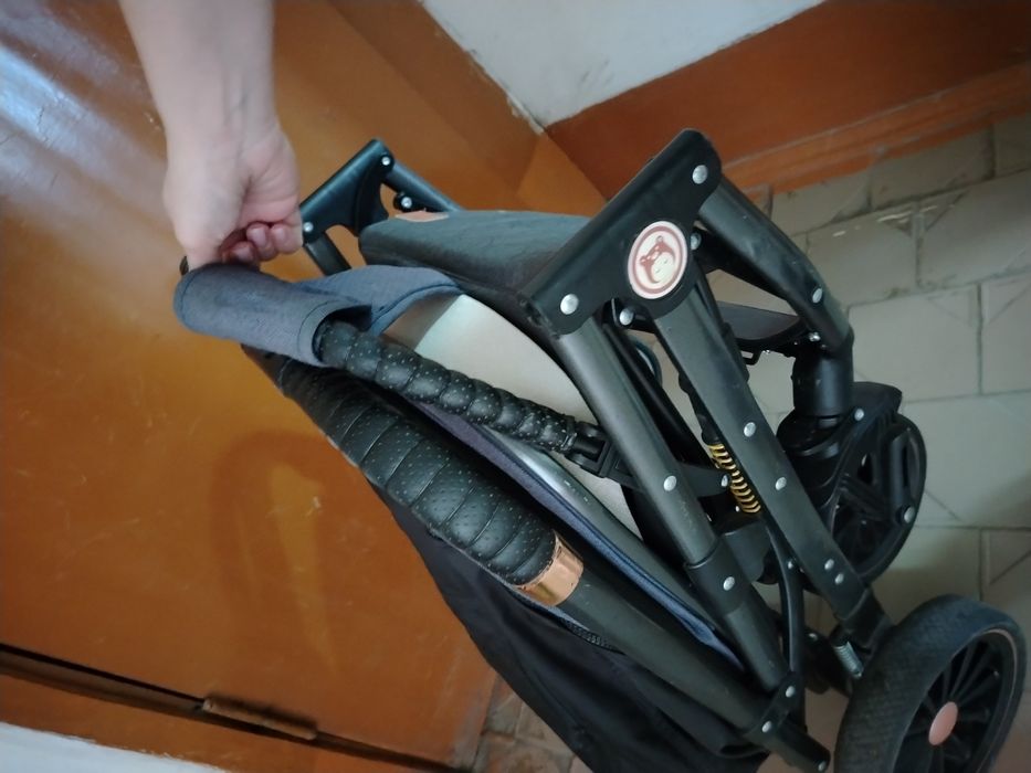 Продам прогулочную коляску