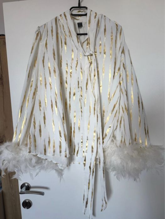 Camasa alb cu auriu si pene