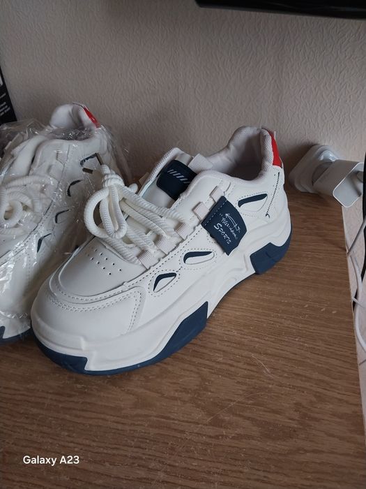 Женские  кроссовки  новые