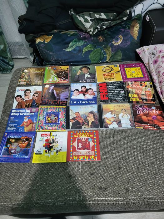 Vând colecție de DVD uri cu hituri românești