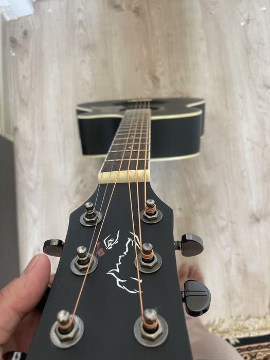 Yangi Gitara deyarli ishlatilmagan arzonga beraman pul kerak