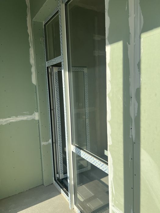 Оконная перегородка с дверью