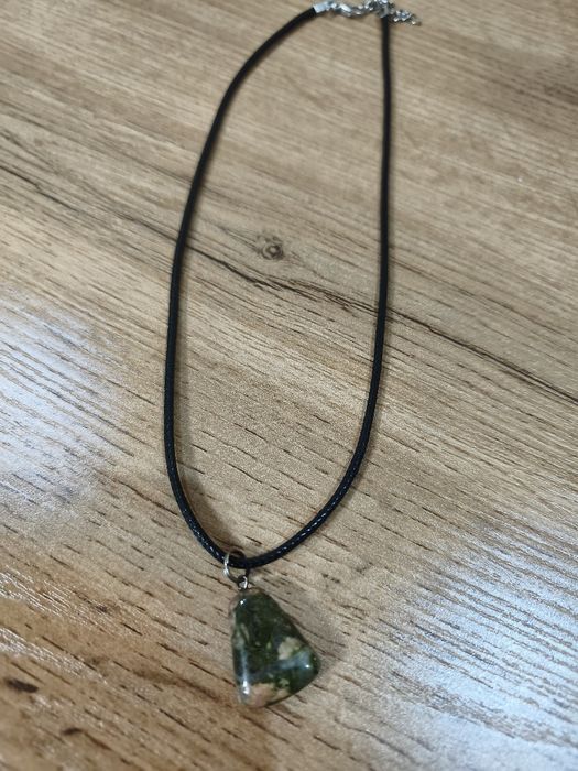 Кулон на шнурке из натурального мохового агата