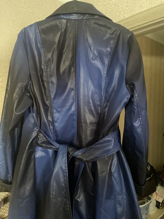 Расклешенный плащ необычной расцветки