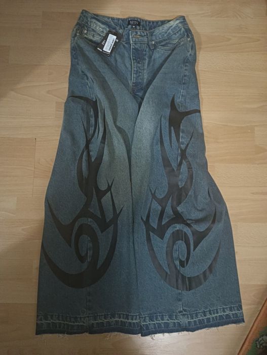 blugi cu model si eticheta