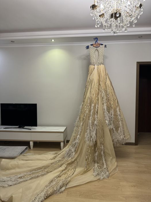 Продам очень красивое платье, со шлейфом