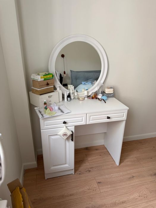 Туалетный столик с зеркалом