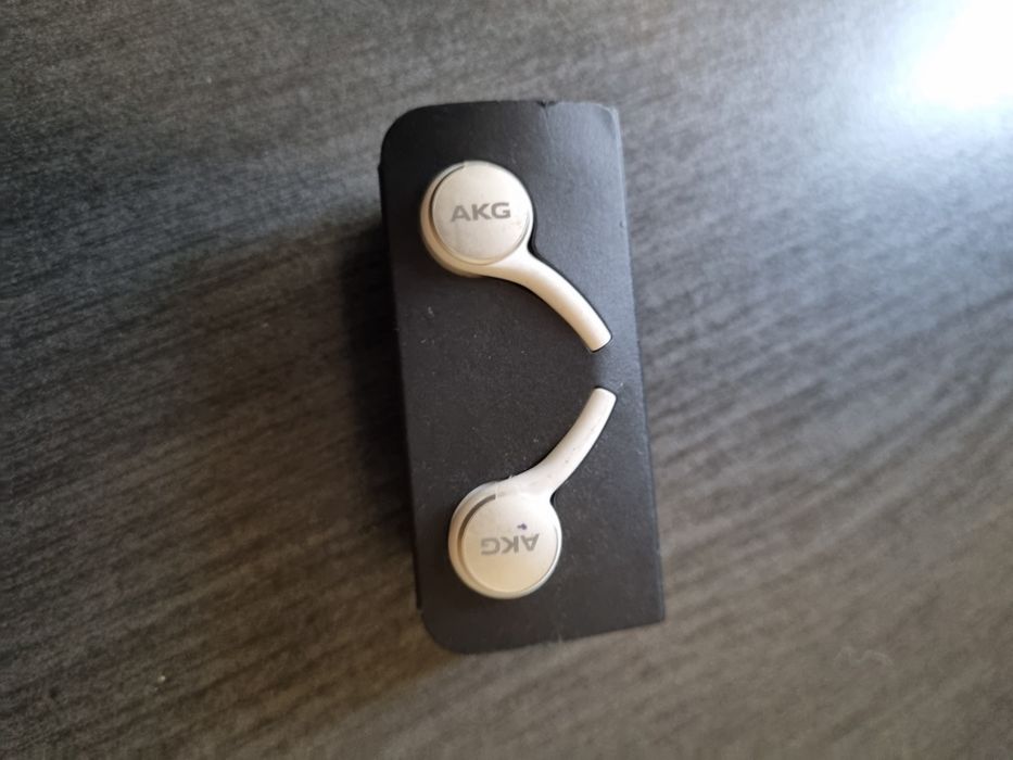 Casti marca AKG, originale din cutia telefonului