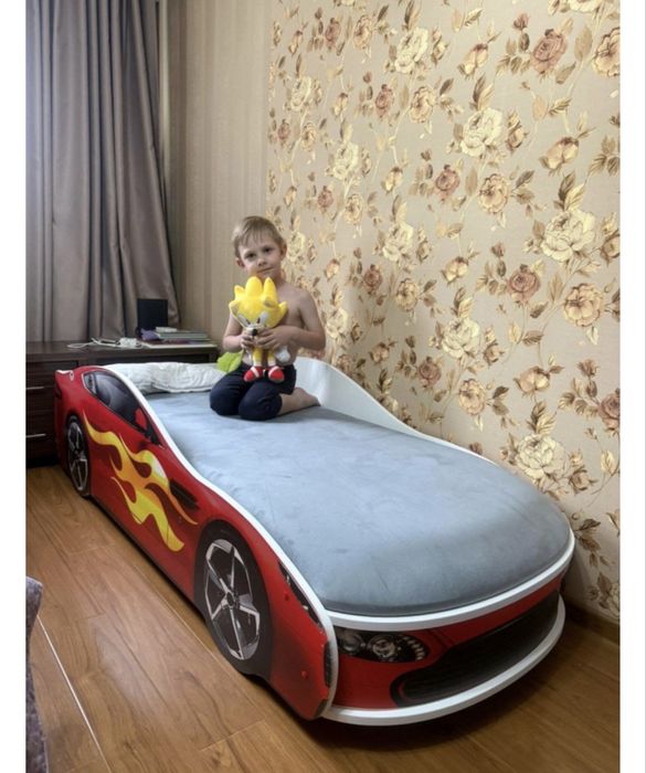 Продам кровать машинку детскую
