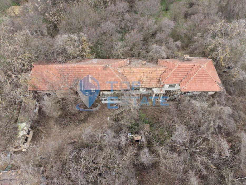 Тухлена къща с голям двор и кладенец в село Първомайци