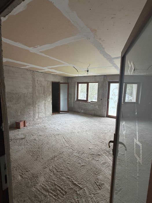Casă de vânzare la munte, 5 camere, curte mare, garaj jud. Neamț, aproape de Mănăstirea Pângărați
