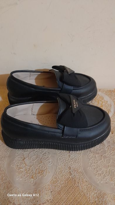 Продается обувь.