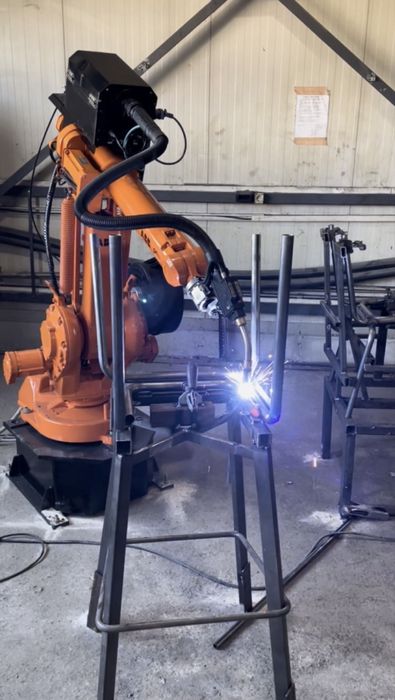 РОБОТ ЗА ЗАВАРЯВАНЕ, Заваръчен робот за метални изделия, MIG MAG TIG